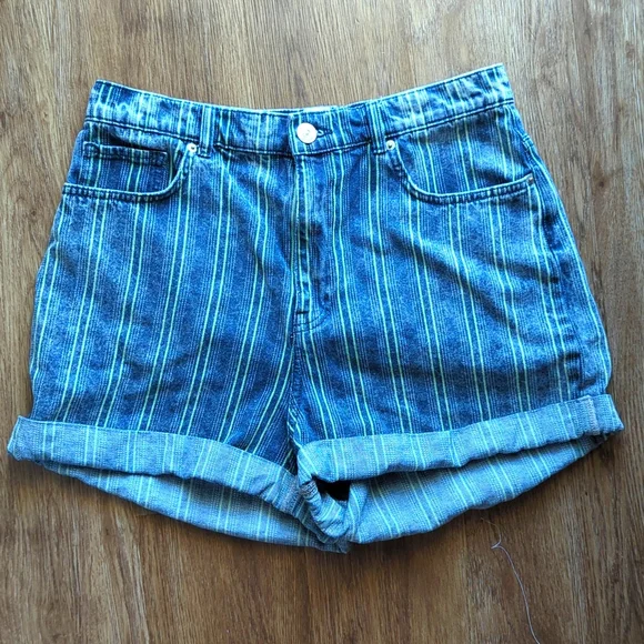 Urban Outfitters Stripped Denim Mom Shorts Size 30 - Picture 2 of 7